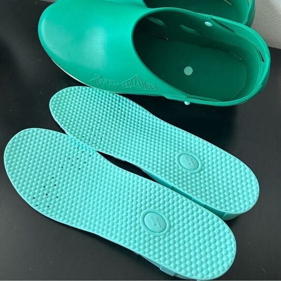 Calzuro Rebel Medical shoes autoclavable closed heel shoe in Green/Pastel Green - Picture 10 of 12